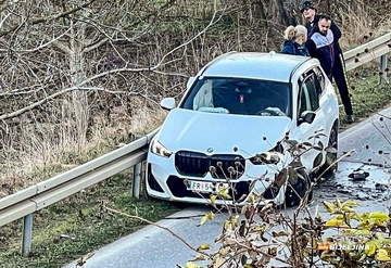 Obustavljen saobraćaj na putu Bijeljina - Zvornik: U žestokom sudaru otpao točak sa vozila (FOTO) 