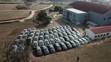 Desetine električnih BMW-a napušteno na livadi