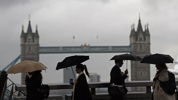 Dva napada samostrelom na prolaznike u Londonu