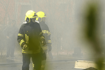 Zapaljeno dostavno vozilo, intervenisali vatrogasci