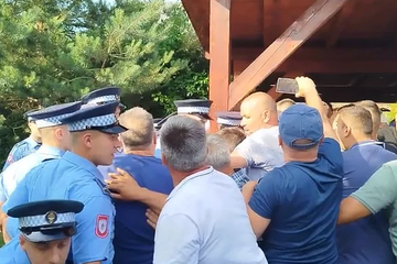 Neredi ispred kuće Milana Miličevića: Građani nakon sukoba s policijom probili kordon i ušli u dvorište