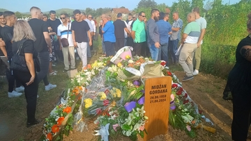 Sanski Most ispratio ubijenu profesoricu: Gordana Midžan sahranjena na svoj rođendan (FOTO)