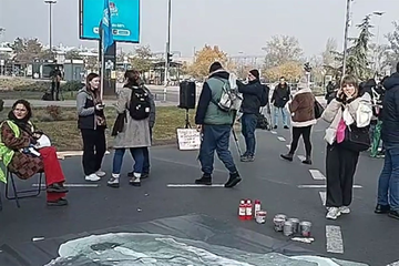 Protest u Novom Sadu: Blokirana raskrsnica kod Željezničke stanice (VIDEO)