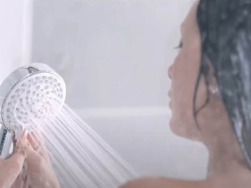 Šta je “pravilo tri minute” nakon tuširanja i zašto ga dermatolozi preporučuju?