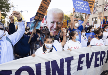 FINIŠ IZBORNE TRKE Bajdenove pristalice slave, Trampove protestuju