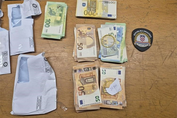 Otkriven na granici: Kamiondžija iz BiH sakrio 31.300 evra ispod madraca (FOTO)