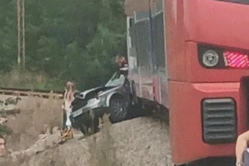 STRAŠNA SLIKA S MJESTA TRAGEDIJE NA PRUZI U SRBIJI: Auto skroz zgužvan, smrskan, poginuli brat (12) i sestra (14)