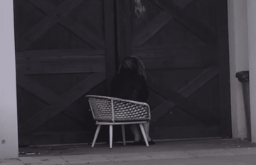 Dok svi spavaju: Miljana Kulić lupala kamenjem po kapiji