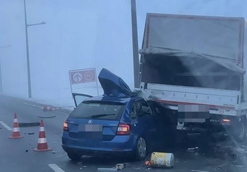 Pukom srećom izbjegnuta tragedija: Automobil se zakucao u kamion (FOTO)