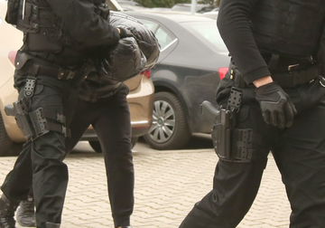 OPLJAČKALI KAFIĆ U TUZLI: Policija u Doboju uhapsila dva muškarca i zaplijenila ukradene predmete (FOTO)