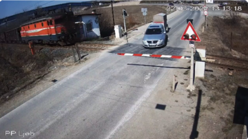 Video zapis stravične nesreće kod Doboja: Voz raznosi vozilo nesmotrenog vozača