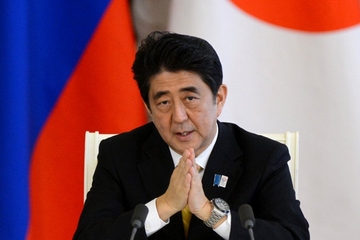 Upucan bivši premijer Japana Šinzo Abe: Pogođen dok je držao govor, ne pokazuje znake života /VIDEO/