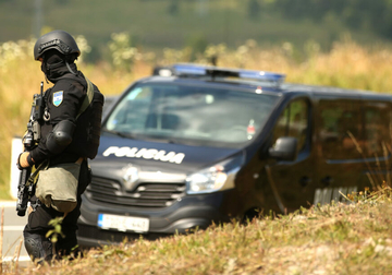 PRETRESI U TUZLI Policija zaplijenila drogu, pištolje, bombe i municiju (FOTO)