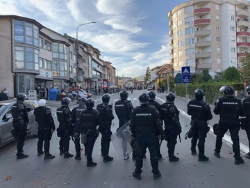 Neredi u Novom Pazaru: Tuča i topovski udari, sukob navijača s policijom (VIDEO)