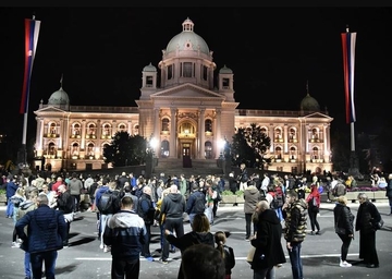 BLOKIRAN SAOBRAĆAJ: Protest protiv kovid propusnica u centru Beograda