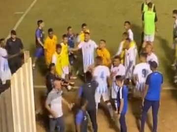 Policajac upucao golmana na fudbalskom meču (VIDEO)