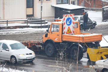 Ugažen snijeg mjestimično na kolovozima u višim predjelima