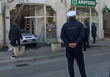 Nesvakidašnja scena u Trebinju: Automobilom uletio u butik