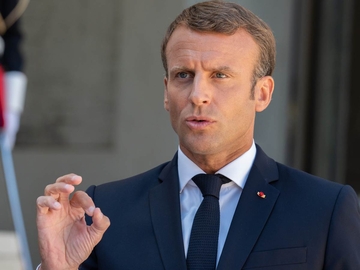 Demonstranti gađali Makrona paradajzom /VIDEO/