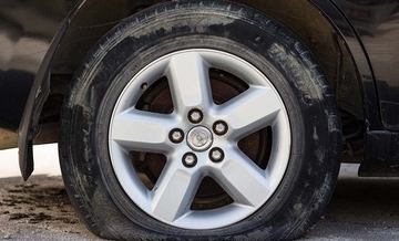 Dolijala "serijska grebačica" automobila: Bušila gume i uništavala vozila