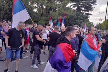 Protesti u Podgorici protiv rezolucije u Srebrenici: "Izdaja, izdaja" (FOTO-VIDEO)