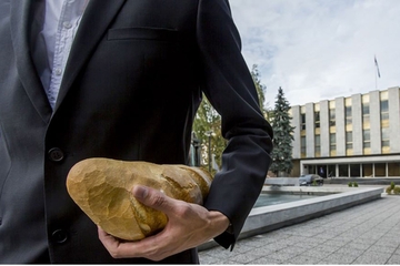 "NEMAJU HLJEBA DA JEDU" : Za "bijeli hljeb" već stiglo devet zahtjeva bivših poslanika