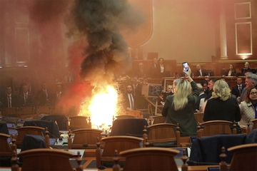Dimne bombe i barikade u albanskom parlamentu: "Zasjedanje nenormalno"