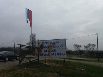 Pokušaj paljenja zastave Republike Srpske iznad Vojkovića (VIDEO)