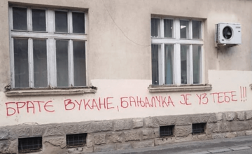 "BRATE VUKANE, UZ TEBE SMO" U Banjaluci osvanuli grafiti podrške poslaniku Vukanoviću