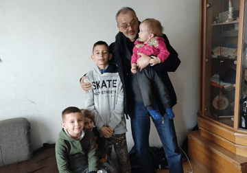 "Pomažemo čestite domaćine" Zeljko Simić iz Ujedinjene Srpske donirao plastenik višečlanoj porodici u Doboju