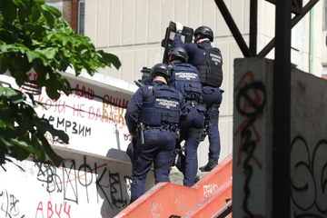Drama u Beogradu: Muškarac se naoružan zabarikadirao u stanu, prijeti ubistvom (VIDEO)