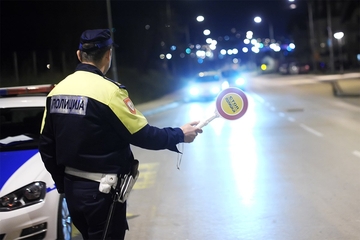 Policajac optužen da je pendrekom slomio nogu vozaču