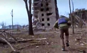  Ruski novinari hodali po Mariupolju, počeli bježati kad je krenula pucnjava /VIDEO/