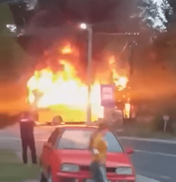 ZA DLAKU IZBJEGNUTA TRAGEDIJA Kod Osmaka PLANUO minibus koji je prevozio UČENIKE