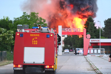 Požar u krugu fabrike "Save" nije u potpunosti ugašen, VATROGASCI DEŽURAJU