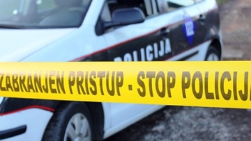 Nesreća u Tuzli: Vozač poginuo nakon što se Golfom zabio u zid kuće