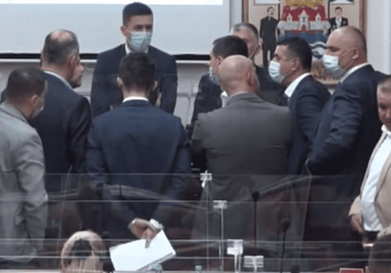 Prepirke i pauze posvađale Topića i Ilića: Sjednica Skupštine grada prekinuta, nastavak sutra