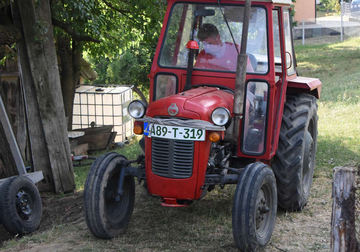 PRNJAVORČANIN ZADOBIO TEŠKE POVREDE Pregazio ga tratkor dok ga je palio uz pomoć kablova