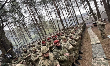 ČEČENSKI BORCI UZ RUSKU ISTAKLI I ZASTAVU SRBIJE? /VIDEO/ Zauzećemo najvrelije tačke u Ukrajini 