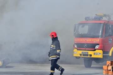 TEŽAK SUDAR ČETIRI VOZILA Vatrogasci iz smrskanog kombija izvukli povrijeđenog vozača