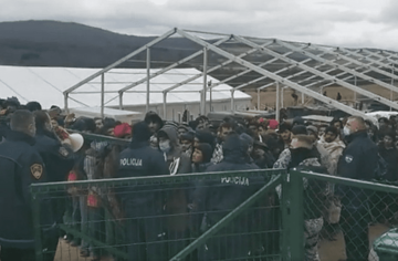POLICIJA KONTROLIŠE SITUACIJU U KAMPU "LIPA" Crveni krst osigurava hranu za migrante