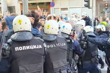 Žandarmerija u opremi za demonstracije pokušala da potisne studente od RTS-a (VIDEO)