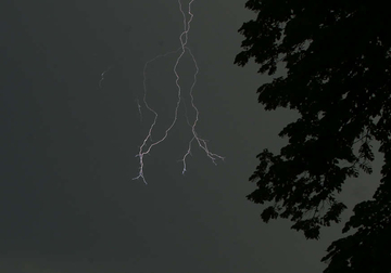 I SUTRA KIŠA, PLJUSKOVI I GRMLJAVINA Dnevna temperatura vazduha od šest do 16 stepeni Celzijusovih