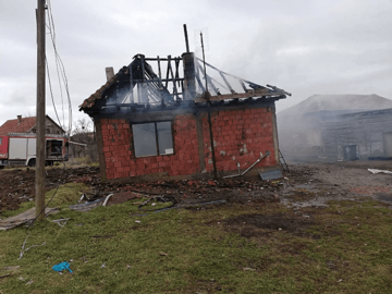 Izgorjela kuća osmočlane porodice u selu Grace kod Vučitrna