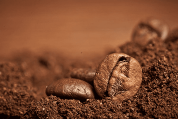 Kafa tjera puževe i mrave iz vrta i uklanja miris bijelog luka s ruku
