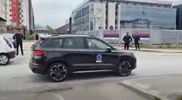 Vozilo EUFOR-a kružilo pored zgrade Vlade RS