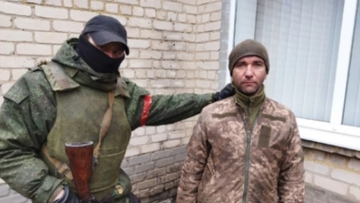 U ZONI MARIUPOLJA RUSI ZAROBLJENIKE SKIDAJU GOLE Evo i zašto je takva procedura!?