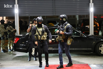 Milorad Dodik i dalje u zgradi Vlade u Lukavici, jake policijske snage ispred zgrade