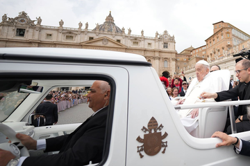 Papa Franjo poklonio papamobil djeci Gaze