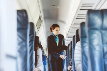 Evo ZAŠTO stjuardese odmjeravaju putnike od glave do pete pri ulasku u avion